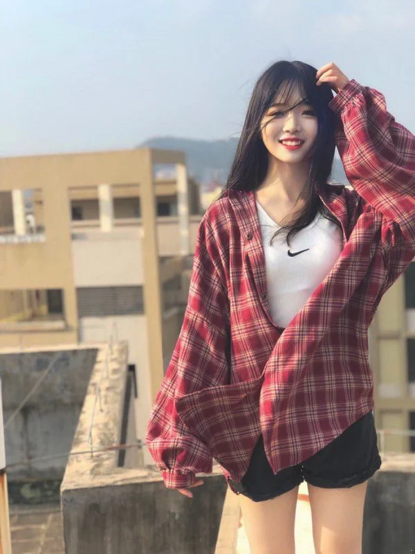 红色上衣配什么颜色裤子好看？