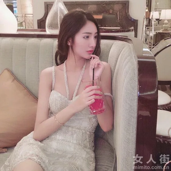 拥有吊带连衣裙的夏天，性感到起飞