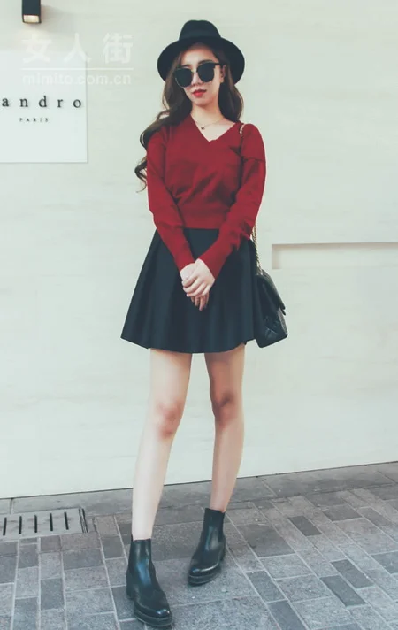 潮妞秋季服饰搭配：毛衣＋短裙示范