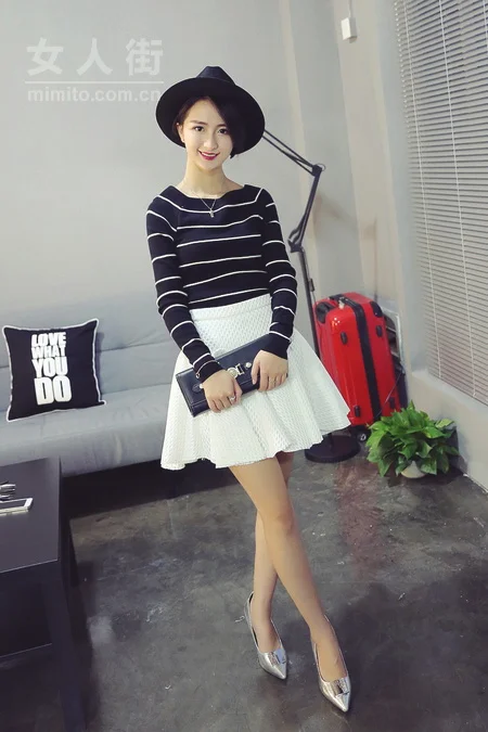 潮妞秋季服饰搭配：毛衣＋短裙示范