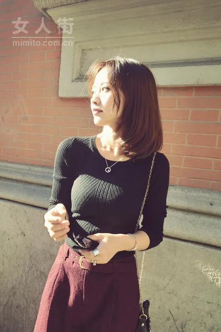 潮妞秋季服饰搭配：毛衣＋短裙示范