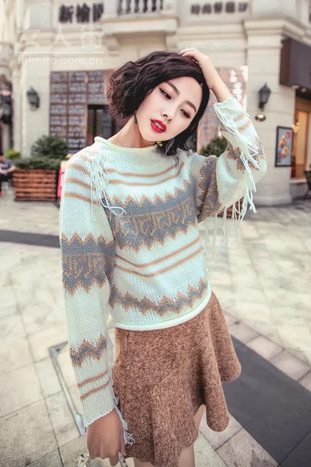潮妞秋季服饰搭配：毛衣＋短裙示范