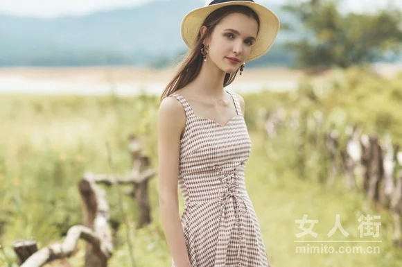 Get吊带连衣裙，轻松展现女人魅力。