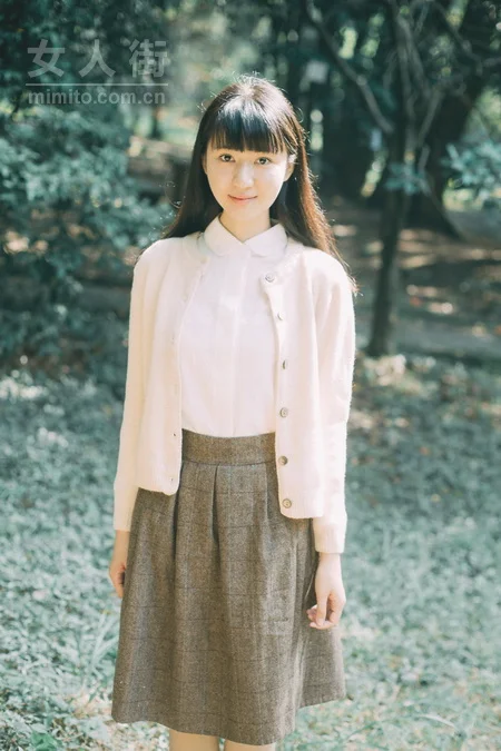 潮妞秋季服饰搭配：毛衣＋短裙示范