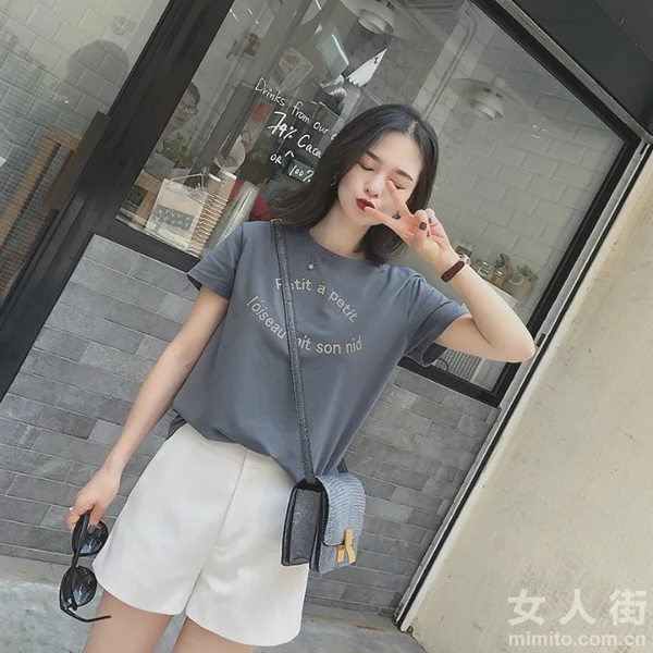 时髦的T恤穿搭示范，带你玩出高级感