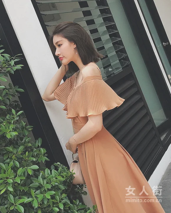 满分撩人搭配，吊带连衣裙的新风尚