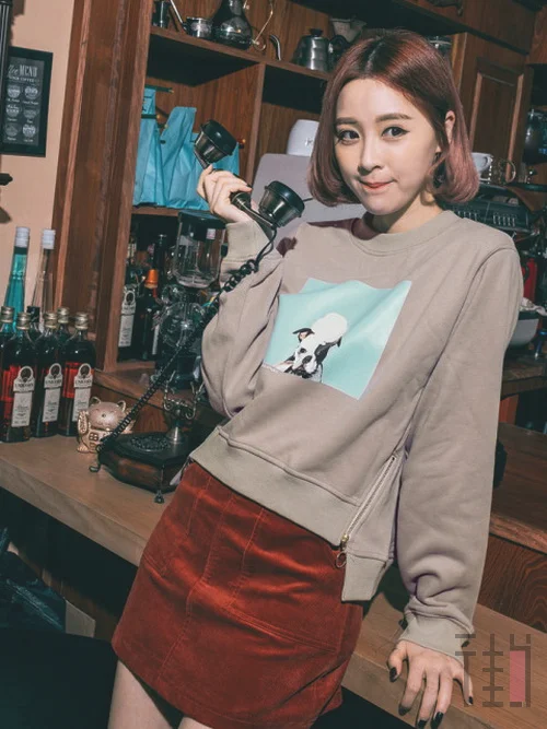 卫衣+牛仔裤有型搭配，时尚舒适别太美