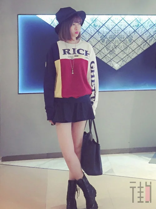 卫衣+牛仔裤有型搭配，时尚舒适别太美