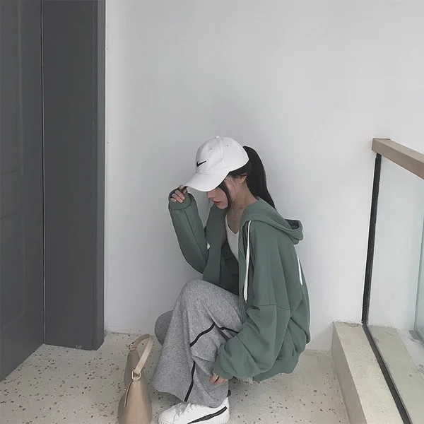 时髦女生秋装搭配，走在时尚前沿