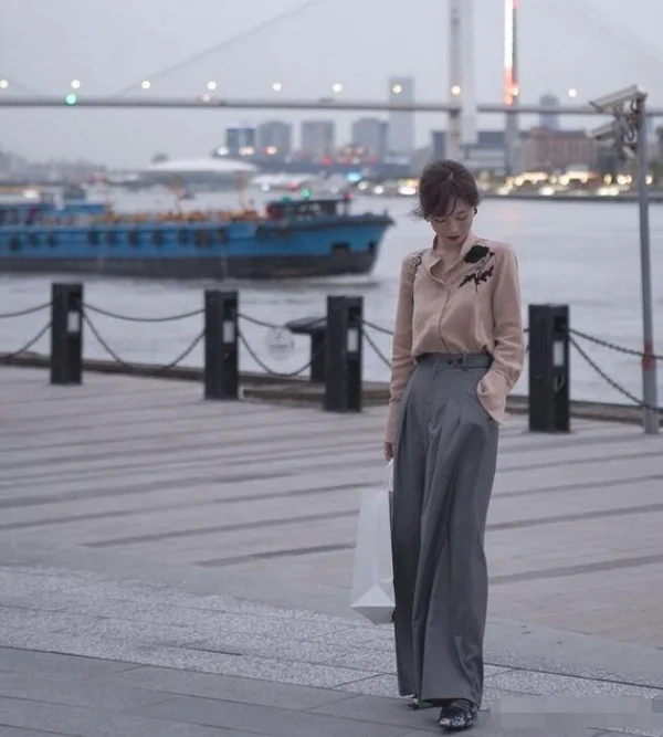 适合女老师穿的知性风格搭配示范