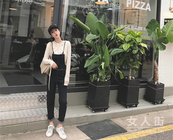 9月时髦搭配，减龄当选背带裤穿搭