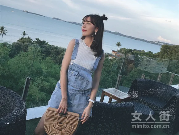 9月时髦搭配，减龄当选背带裤穿搭