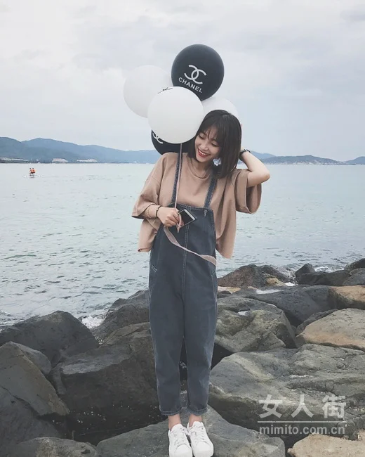 9月时髦搭配，减龄当选背带裤穿搭
