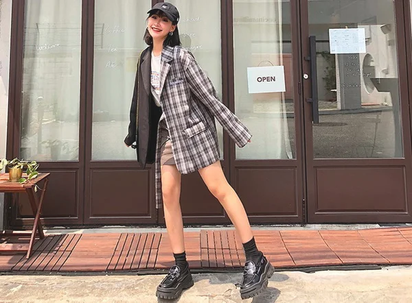 时髦女生秋装搭配，走在时尚前沿