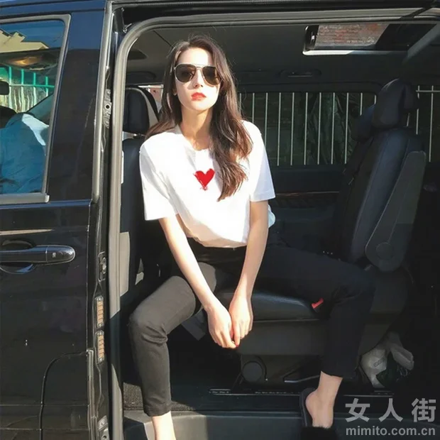 夏季出游,简约风T恤get穿搭小心机