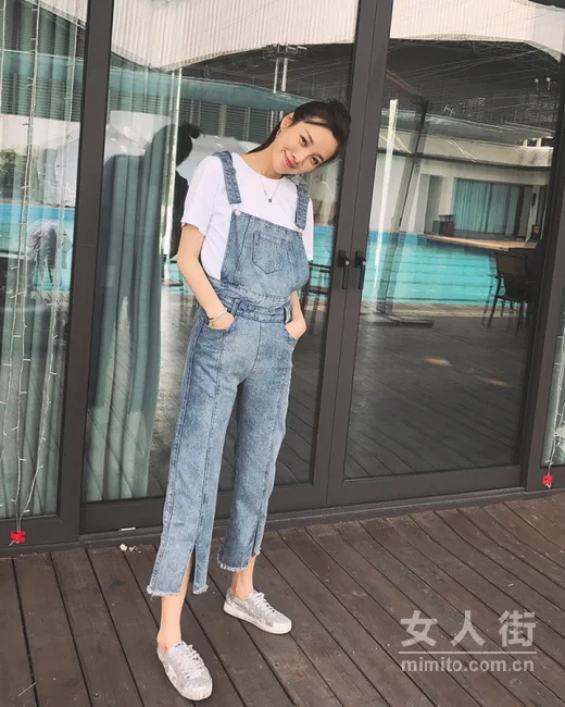 9月时髦搭配，减龄当选背带裤穿搭