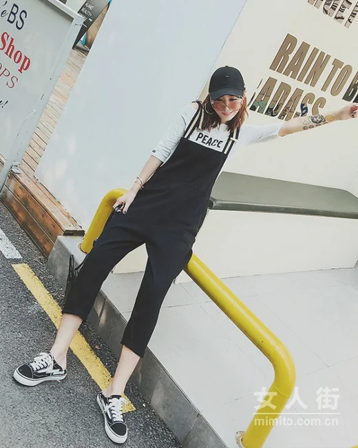 9月时髦搭配，减龄当选背带裤穿搭
