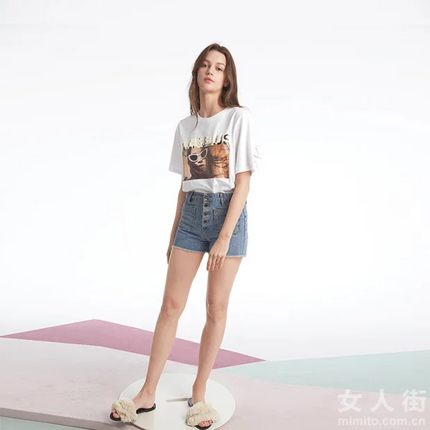 夏季出游,简约风T恤get穿搭小心机