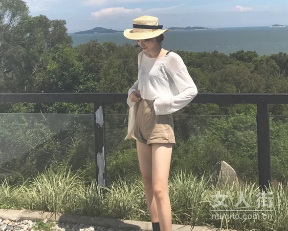 夏季美腿怎么秀？一条热裤全搭配示范！