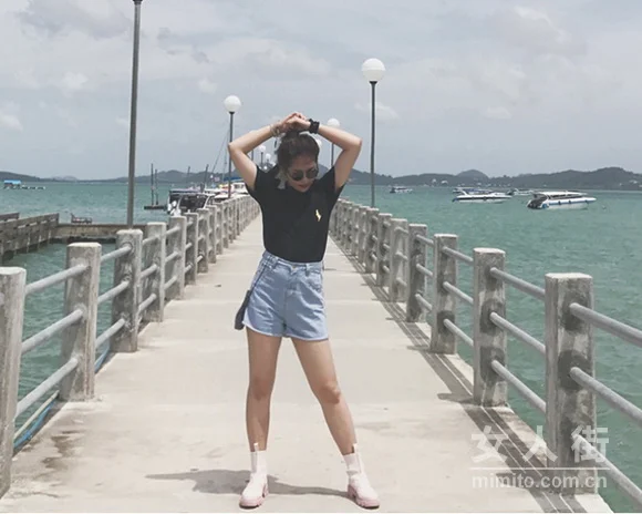夏季美腿怎么秀？一条热裤全搭配示范！