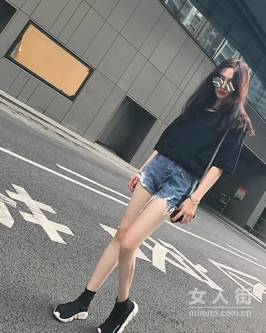 夏季美腿怎么秀？一条热裤全搭配示范！