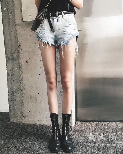 夏季美腿怎么秀？一条热裤全搭配示范！