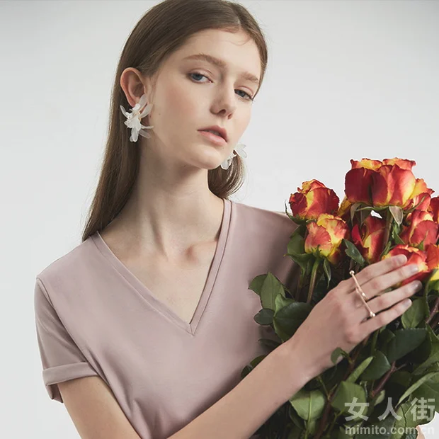 夏季出游,简约风T恤get穿搭小心机