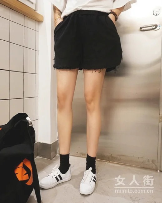 夏季美腿怎么秀？一条热裤全搭配示范！