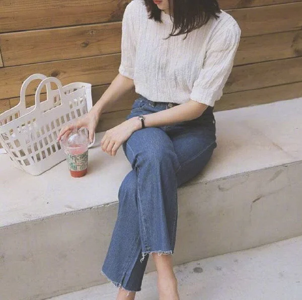 女人夏日浅色文艺范搭配，很显气质！
