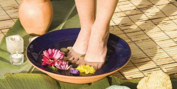 生姜泡脚的功效与作用