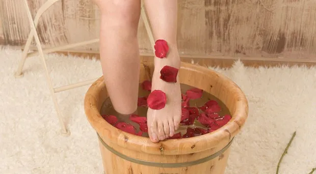 盐水泡脚的功效与作用