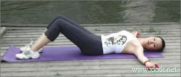 完美丰胸操 美女教练亲身示范