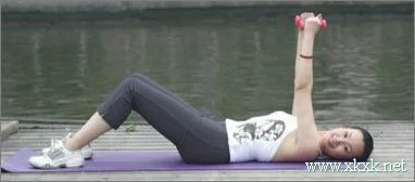 完美丰胸操 美女教练亲身示范