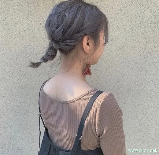 扎个小辫子出门,九款女生辫子发型图片