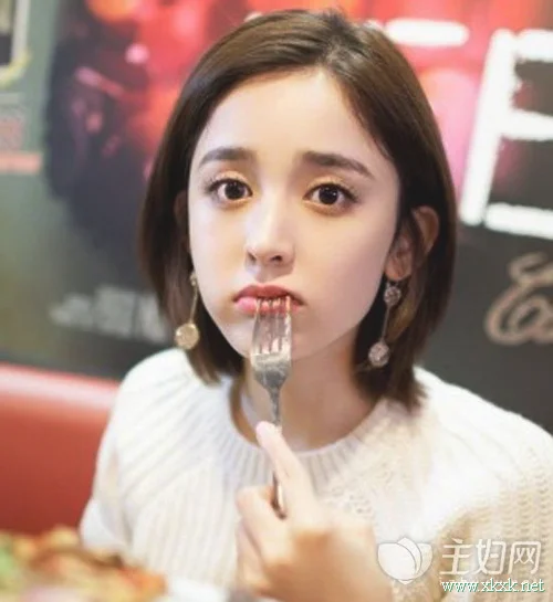 短卷发怎么打理好看，时尚短发烫发造型