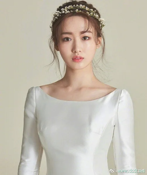 9个新娘的发型与礼服搭配参考