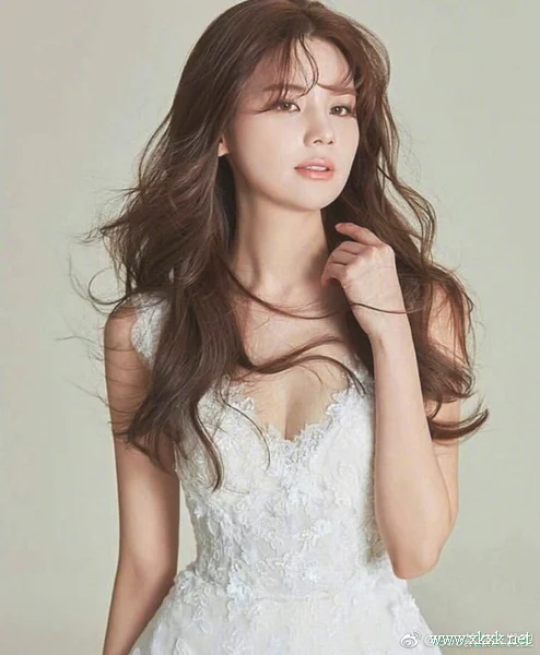 9个新娘的发型与礼服搭配参考