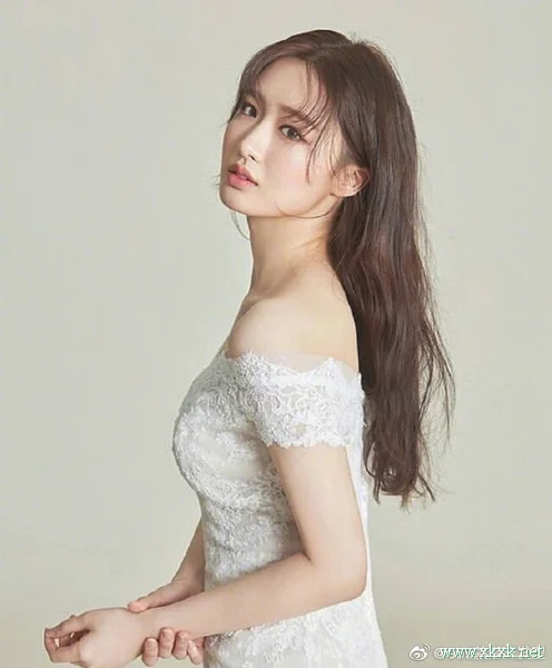 9个新娘的发型与礼服搭配参考