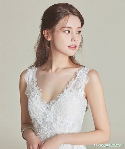 9个新娘的发型与礼服搭配参考