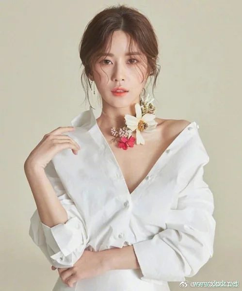 9个新娘的发型与礼服搭配参考