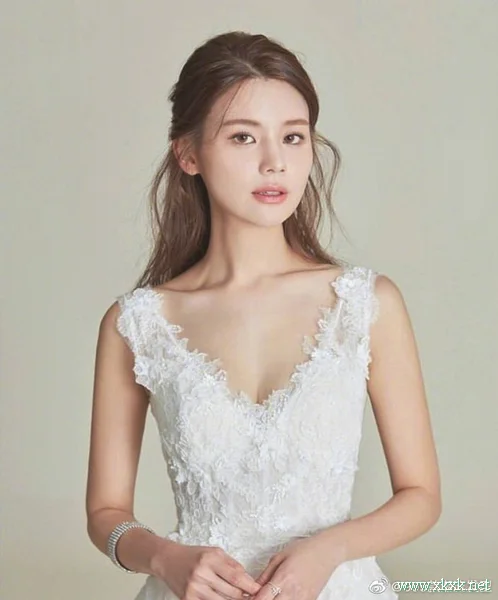 9个新娘的发型与礼服搭配参考