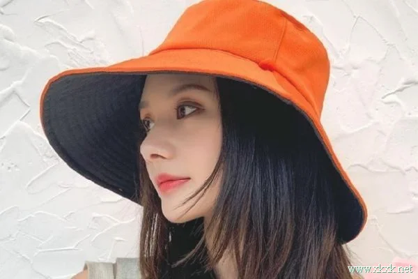 戴渔夫帽怎么扎头发 适合带渔夫帽的发型