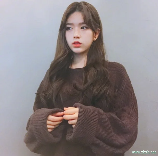 今年流行蜜茶色，甜系少女波浪卷发型