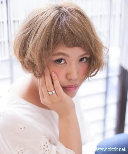 蘑菇头发型示范 时尚可爱还百变