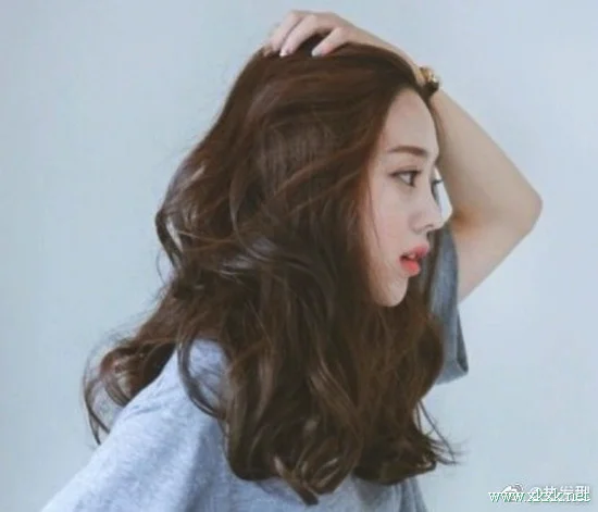适合中长发的女生的大卷发造型参考