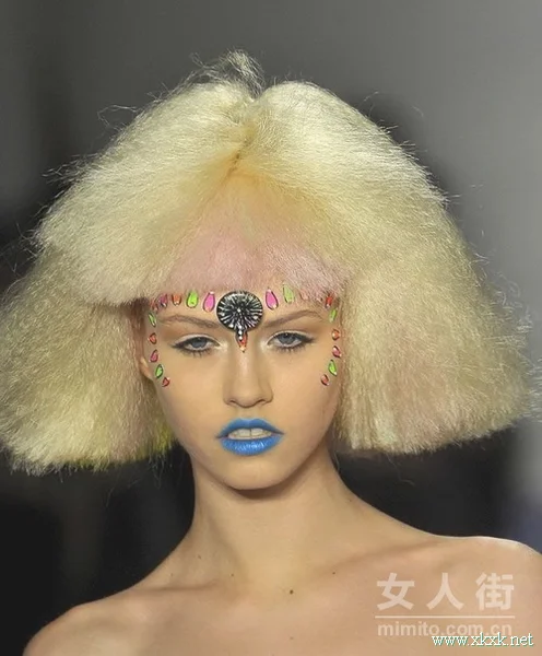 2012纽约时装周上演蓝色妖唇