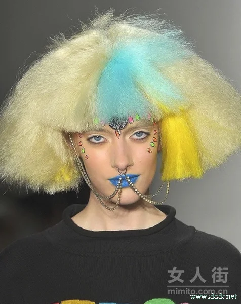 2012纽约时装周上演蓝色妖唇