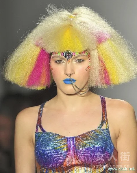 2012纽约时装周上演蓝色妖唇