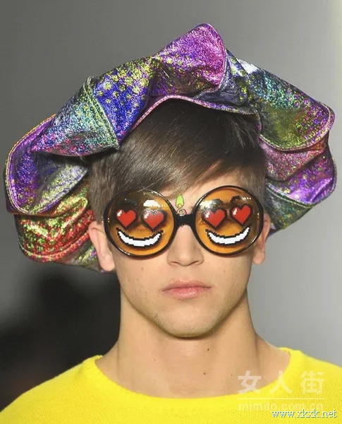 2012纽约时装周上演蓝色妖唇