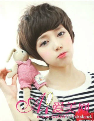 2012流行发型 女生修颜俏短发